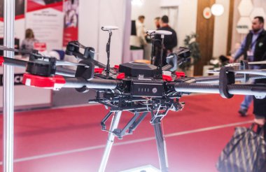 Belarus, Minsk, 25 Mayıs 2019. Bir teknoloji sergisinde kuadrokopter modeli. Yatay fotoğraf