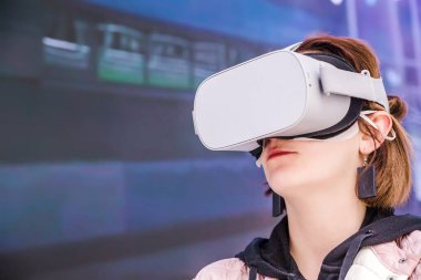 Belarus, Minsk, 25 Mayıs 2019. Sanal gerçeklik gözlüklü kız sergide. Yatay fotoğraf