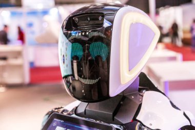 Belarus, Minsk, 25 Mayıs 2019. Uluslararası Robot ve Gelişmiş Teknolojiler Sergisi 'nde gülümseyen robot. Yatay fotoğraf