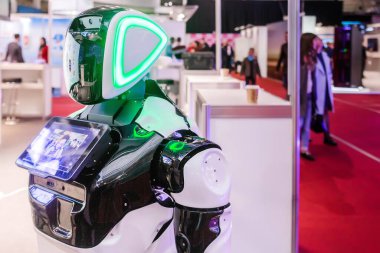 Belarus, Minsk, 25 Mayıs 2019. Uluslararası Robot ve Gelişmiş Teknolojiler Sergisi 'nde gülümseyen robot. Yatay fotoğraf