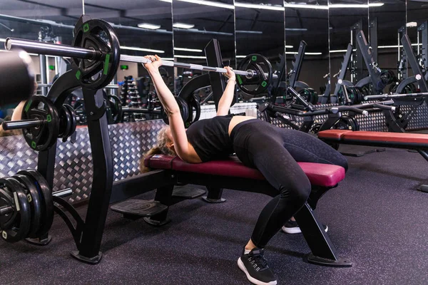 Atleta Femenina Profesional Vestida Con Ropa Deportiva Negra Acostada Banco — Foto de Stock