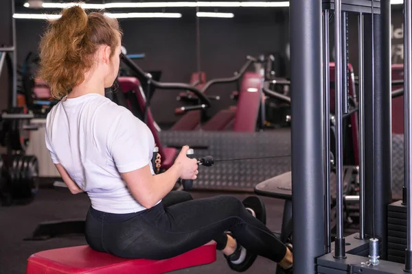 Fitness Kaukasischen Frauen Die Dabei Übungen Training Mit Rudergerät Seat — Stockfoto
