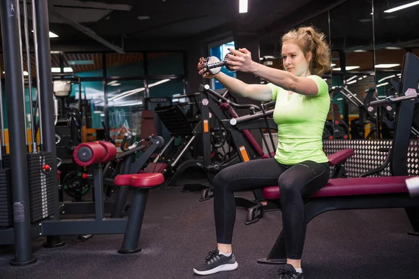 Chica Sienta Banco Gimnasio Sostiene Pesas Frente Fotografía Horizontal — Foto de Stock