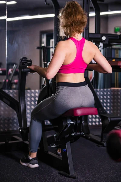 Sportieve Vrouw Roze Top Met Mooi Lichaam Die Spieren Traint — Stockfoto