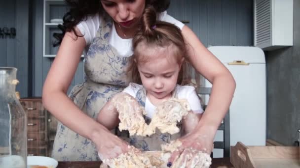 Mamma Och Dotter Lägger Sig Degen Köket Tillsammans Långsam Rörelse — Stockvideo