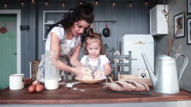 Mamá Hija Interfieren Con Masa Cocina Juntas Vídeo Cámara Lenta — Vídeos de Stock