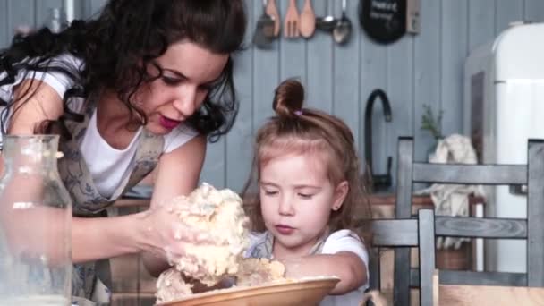妈妈和女儿一起在厨房里妈妈教女儿怎么做面团和烘焙馅饼 慢动作视频 — 图库视频影像