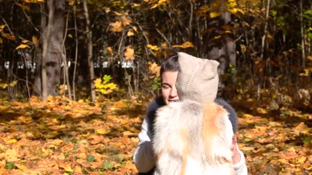 Mam Dochter Hebben Plezier Het Herfstpark Bladeren Vallen Van Boven — Stockvideo