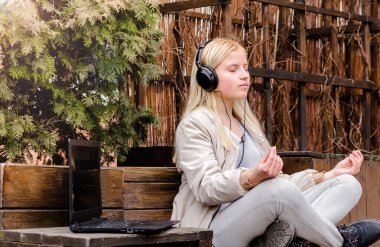 Tatmin olmuş genç bir bayanın meditasyon yapmasını görmek. Yatay fotoğraf