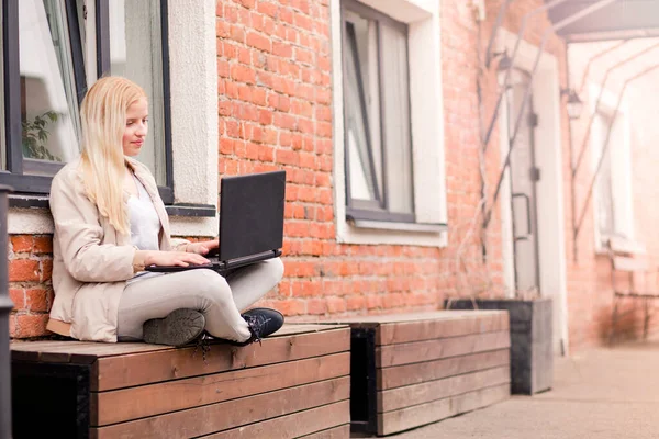 Ein Junges Mädchen Sitzt Auf Der Straße Auf Einer Bank — Stockfoto