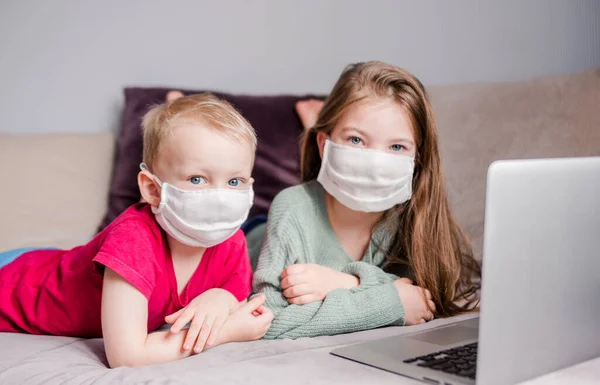 Dos Niños Están Acostados Sofá Casa Con Máscaras Médicas Blancas — Foto de Stock