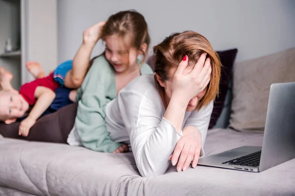 Las Mujeres Jóvenes Tratan Trabajar Casa Con Computadora Portátil Junto — Foto de Stock