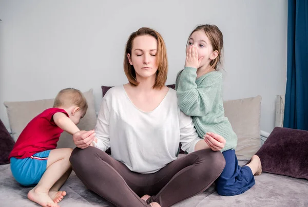 Anne kanepeye oturur, nilüfer çiçeği pozisyonu alır. Çocuklar çığlık atar. Odaklanmış, sakin anne meditasyon yaparken oyuncu çocuğu görmezden gelir. Stressiz kavramlar