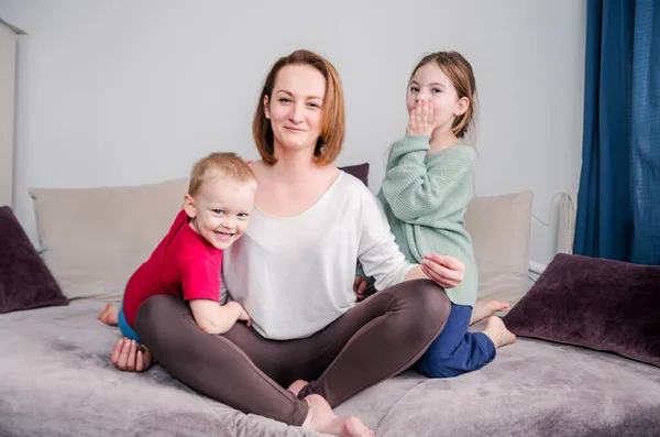 Maman Avec Ses Deux Enfants Assis Sur Canapé Maison Regardant — Photo