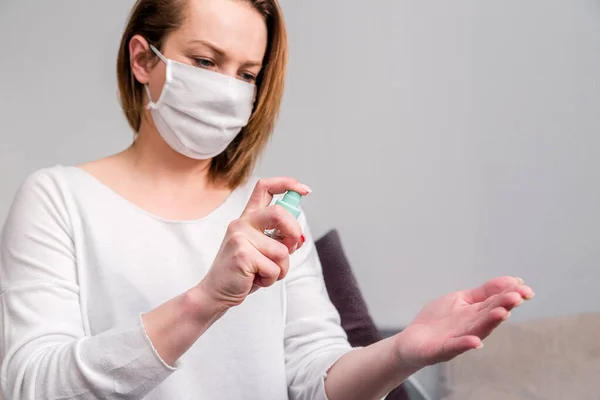 Una Mujer Con Una Máscara Médica Cara Desinfecta Las Manos — Foto de Stock