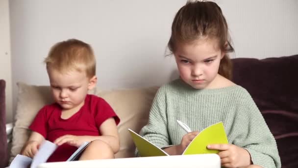 Kavkazské Děti Sedí Posteli Učí Online Notebooku Virtuální Lekce Videu — Stock video