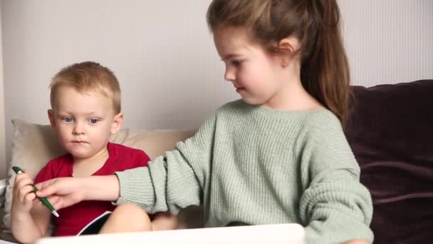 Kaukasiska Barn Som Sitter Sängen Och Lär Sig Online Laptop — Stockvideo