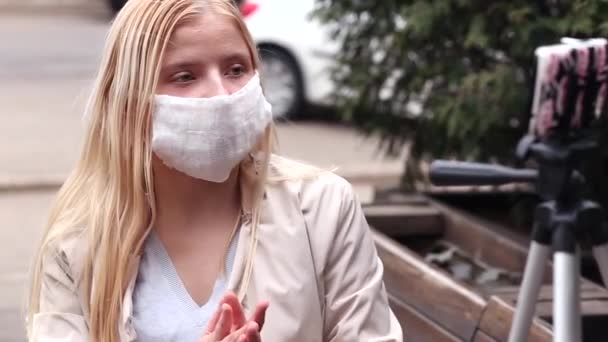 Bloguera Está Transmitiendo Con Una Máscara Médica Vídeo — Vídeo de stock