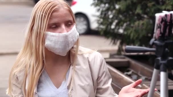Flickbloggaren Sänder Medicinsk Mask Video — Stockvideo