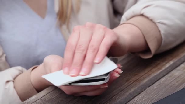 Close Mãos Caucasiano Jovem Mulher Segurando Telefone Inteligente Móvel Mão — Vídeo de Stock