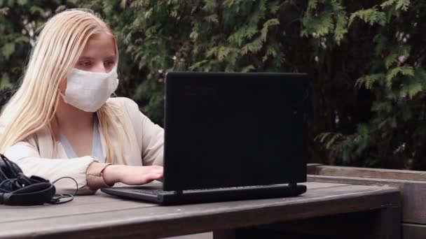 Een Jong Meisje Zit Straat Een Café Met Een Beschermend — Stockvideo