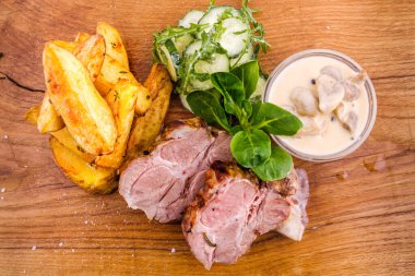 Kızarmış domuz boynu ve patates.