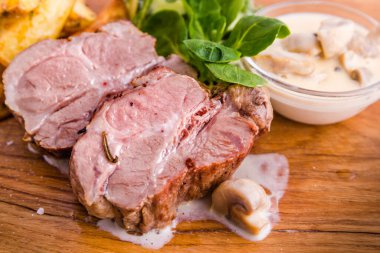 Kızarmış domuz boynu ve patates.