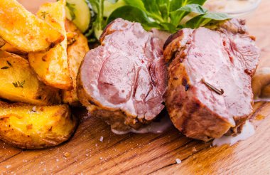 Kızarmış domuz boynu ve patates.