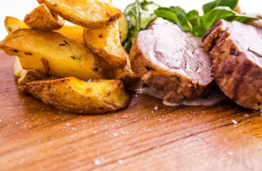 Kızarmış domuz boynu ve patates.