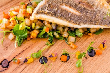 Sebzeli ratatouille ve tahta üzerinde ananas olan doğu usulü dorado filetosu. Yatay