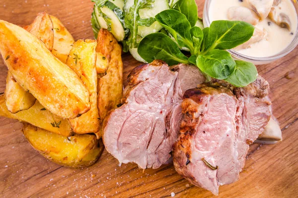 Kızarmış domuz boynu ve patates.