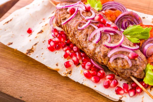 Kebab Carne Pincho Pan Pita Guarnición Cebollas Tomates Semillas Granada — Foto de Stock