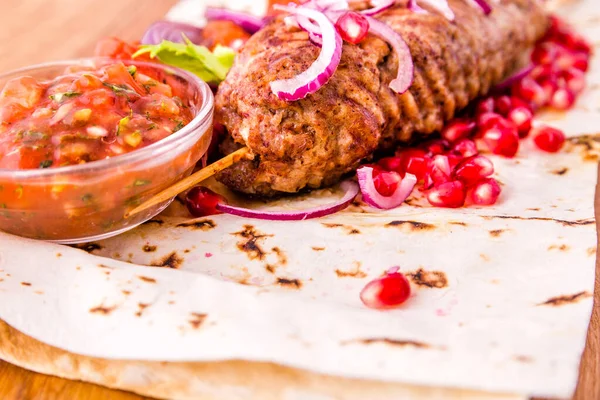 Kebab Carne Pincho Pan Pita Guarnición Cebollas Tomates Semillas Granada — Foto de Stock