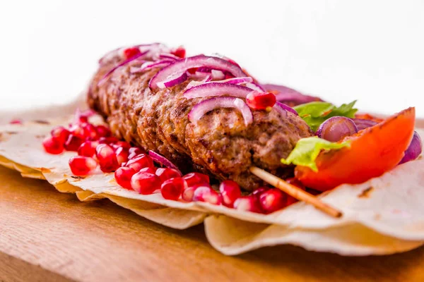 Kebab Carne Uno Spiedino Pane Pita Contorno Cipolle Pomodori Semi — Foto Stock