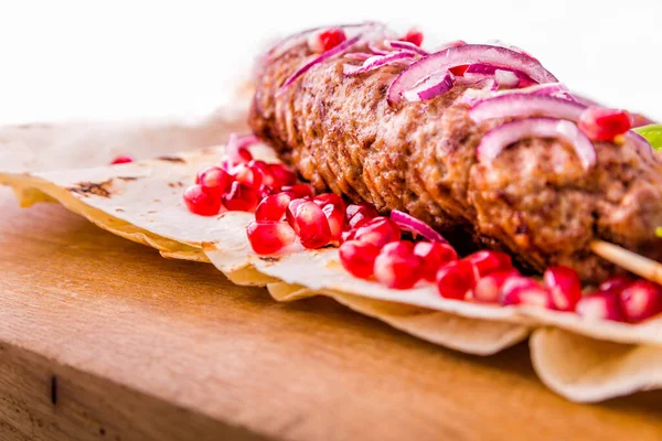 Kebab Carne Pincho Pan Pita Guarnición Cebollas Tomates Semillas Granada — Foto de Stock