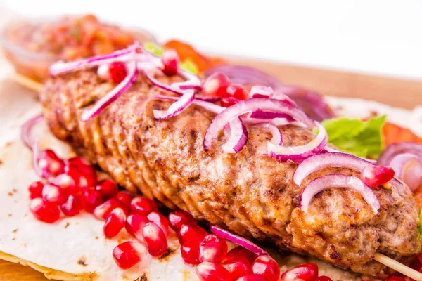 Kebab Carne Pincho Pan Pita Guarnición Cebollas Tomates Semillas Granada — Foto de Stock