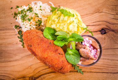 Kızarmış pirzola, patates püresi, lahana turşusu ve tahta tahta üzerinde turşu. Yatay fotoğraf