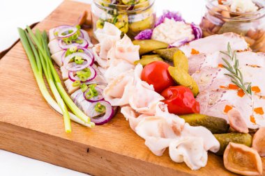 Beyaz arka planda tahta bir tahtada geleneksel Rus atıştırmalığı. Yatay fotoğraf