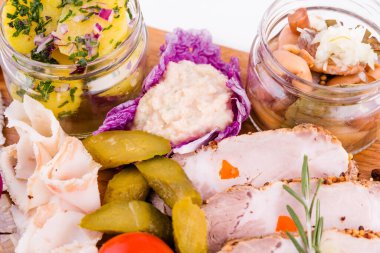 Beyaz arka planda tahta bir tahtada geleneksel Rus atıştırmalığı. Yatay fotoğraf