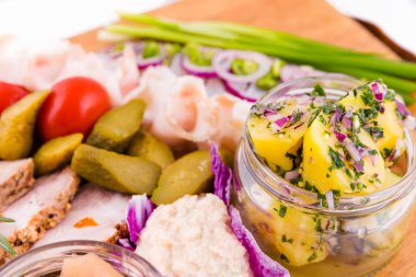 Beyaz arka planda tahta bir tahtada geleneksel Rus atıştırmalığı. Üst görünüm