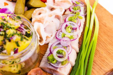 Beyaz arka planda tahta bir tahtada geleneksel Rus atıştırmalığı. Yatay fotoğraf