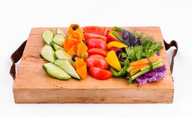 Beyaz arka planda tahta bir tahtada taze sebze tabakları. Yatay fotoğraf