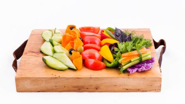 Beyaz arka planda tahta bir tahtada taze sebze tabakları. Yatay fotoğraf