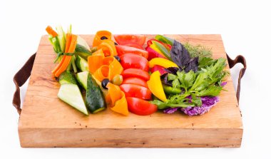 Beyaz arka planda tahta bir tahtada taze sebze tabakları. Yatay fotoğraf