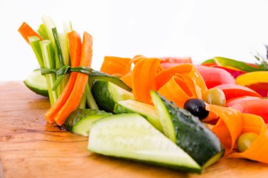 Tahtada taze sebzeler. Yatay fotoğraf