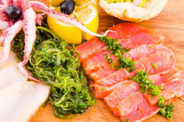 Beyaz arka planda tahtadan yapılmış balık tabağı. Üst Manzara. Yatay fotoğraf