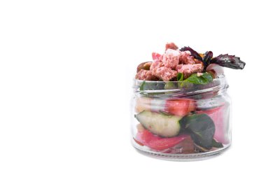 Beyaz arka planda cam bir kavanozda ton balığı, sebze, zeytin ve kapari ile Nicoise salatası. Yatay fotoğraf