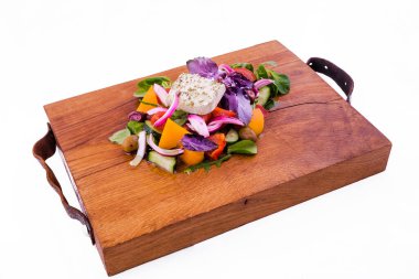 Peynirli salata, taze sebzeler, salatalık, domates, biber, bitkiler, zeytin ve zeytinyağı ahşap tepside, yemek, yemek. Nesne beyaz bir arkaplanda izole edilmiştir. Yatay fotoğraf