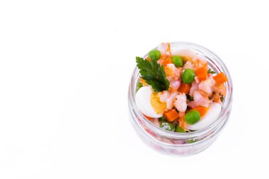 Beyaz arka planda kavanozda karides bulunan Olivier salatası. Yatay fotoğraf