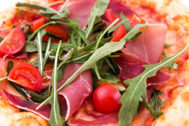 Jambonlu, domatesli, roka ve mantarlı pizza. Yatay fotoğraf